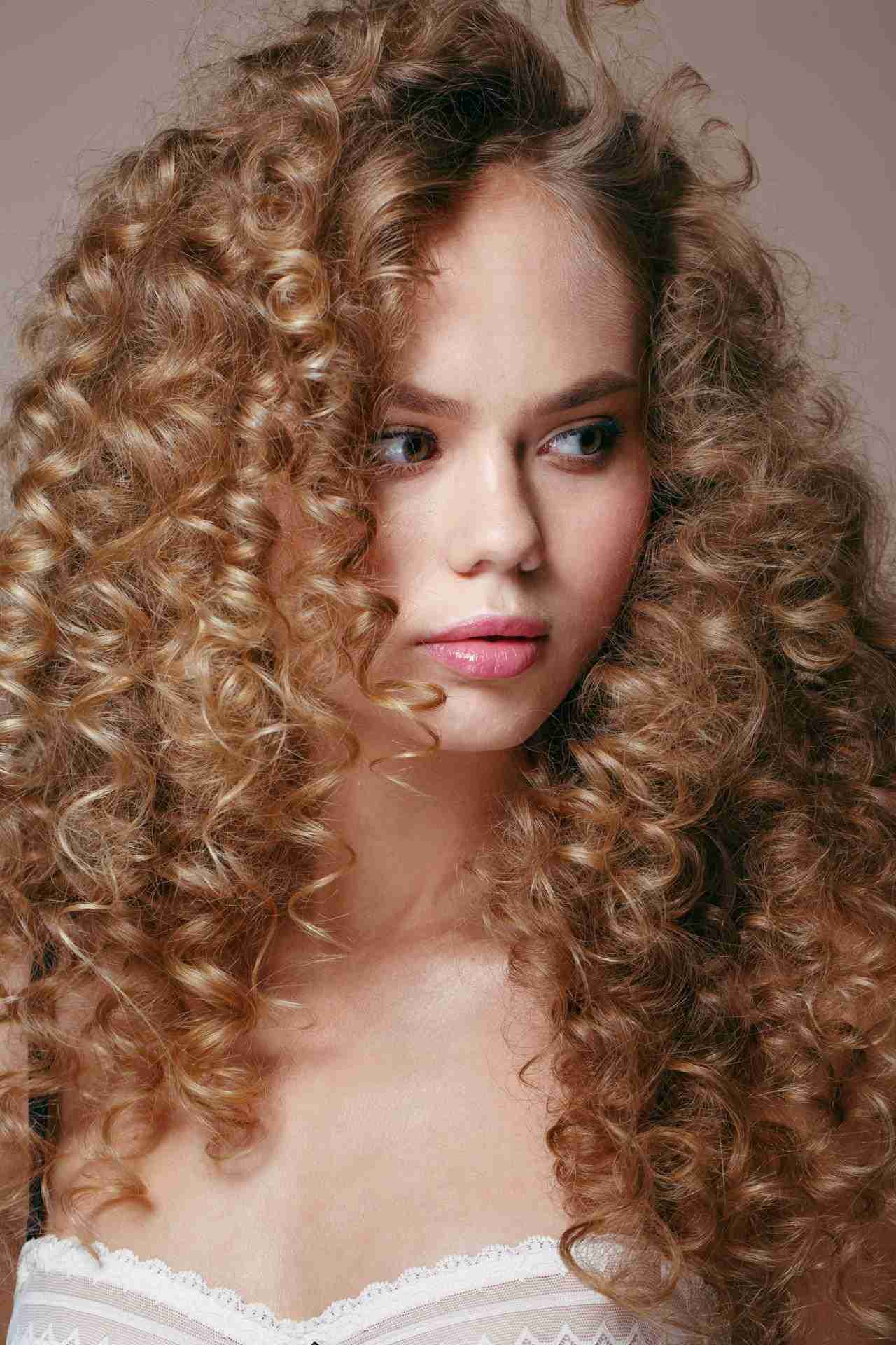 1280-511999792-curly-hair-woman