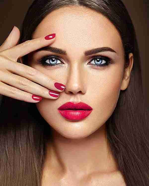 women after eyelashes